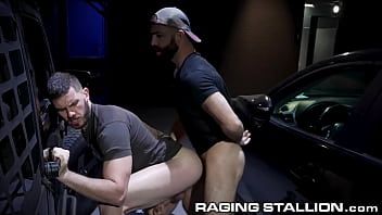 Riproduci Ragingstallion - vander pulaski è farcito con pezzi di muscoli crudi pole