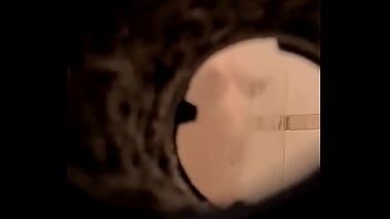 Jouer Espionner un colocataire sous la douche à travers un trou de serrure
