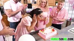 Reproducir Fiesta de cumpleaños salvaje en gangbang con hijastra de 18 años