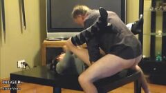 Abspielen Petite Babysitter mit Brille bekommt eine Gesichtsbehandlung aus einem großen Schwanz