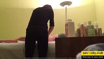 Odtwórz Dziewczyna proponuje seks oralny z nieznajomym w samochodzie