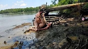 Afspelen Dikke vrouw geneukt in de modder tijdens een natuurwandeling - becky tailorxxx