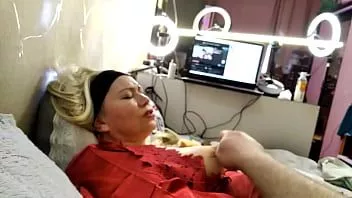 播放 一个成熟的婊子被乳头拉到性高潮的高度））