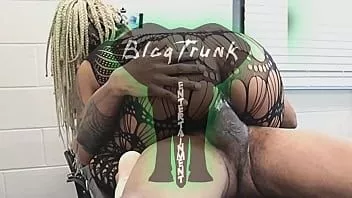 Afspelen Blaqtrunk op tafel met harley blaq