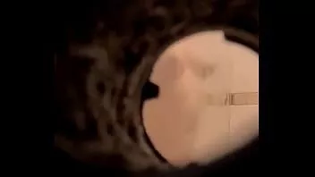 Oynat Anahtar deliğinden duş alan bir oda arkadaşına casusluk yapmak