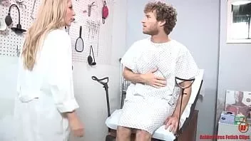 play مايكل يحصل على ربط من قبل طبيب شقي بقضيب جلدي عملاق