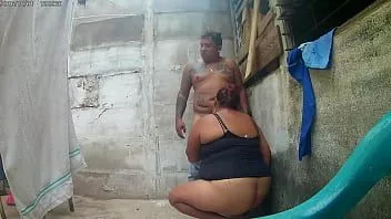 Putar Saya bercinta dengan ibu dari pasangan anak perempuan saya. wanita gemuk yang tidak setia ini membiarkan saya menidurinya di halaman belakang rumahnya dan para tetangga hampir menangkap kami, dia membiarkan saya merekamnya sementara putri kami belajar bersama