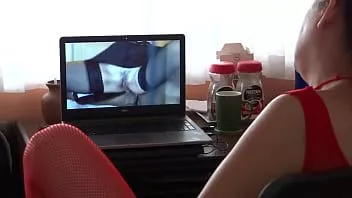 Reproduzir Mãe madura se masturba assistindo pornô enquanto enteado a grava e masturba