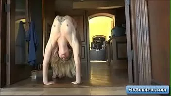 Jouer Arya, une amatrice blonde sexy, danse entièrement nue dans sa maison et révèle son tatouage sexy sur la poitrine