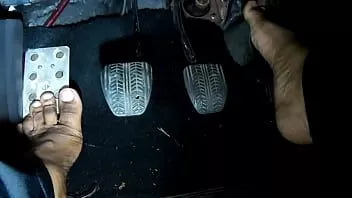play Der Freund des Mitbewohners nahm mein Auto mit auf eine Spritztour und spielte barfuß mit dem Gaspedal