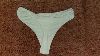 Jouer Je branle les strings blancs de ma mère dans sa chambre et je jouis dedans