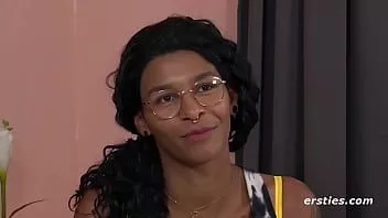 Afspelen Getatoeëerde babe speelt met een glazen dildo