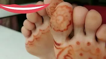 play आपकी मालकिन सुपर क्लोज-अप के पैर बुत भव्य पैर। आपकी मालकिन धूप सेंकती है और निम्फा मन्नाय आपको उसकी परफेक्ट हील्स सूंघने देती है