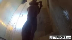再生 シャワーを浴びる巨乳の金髪レヤ・ファルコン