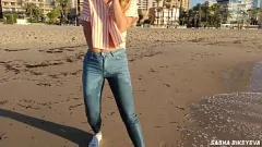 Afspelen Wet & Wild: Sasha Bikeyeva's strandfantasie - Risicovolle masturbatie in de open lucht, voetfetisj en plassen in spijkerbroek