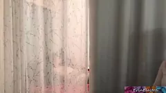 Afspelen Stiefmoeder begeleidt stiefzoon door pornoverslaving en eindigt met een romige finish
