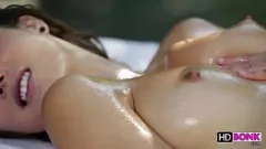 Afspelen Lesbische massage met Malena Morgan en Lily Love: een sensuele ervaring in hoge definitie