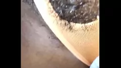 Riproduci La figa bagnata della casalinga nera viene riempita di sperma