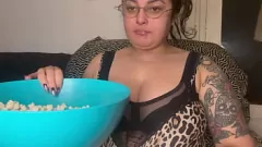 play La ruvida pornostar europea Rebeca Addams: grandi tette, corpo sinuoso e tatuaggi