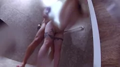 play Obtenir obscène avec un client latina sexy dans les douches de gym