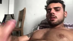 Afspelen Hete tienerspierbeer Lucas Nobre kan niet tegenhouden en klaarkomen in zijn eigen mond