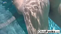 再生 ブロンドポルノスターオリビアオースティンとの水中マスターベーションセッション