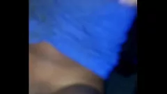 Odtwórz Black Beauty lubi białego kutasa podczas niegrzecznej jazdy samochodem