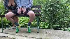 Abspielen BBW Milf handjob mich in der Öffentlichkeit und macht einen heißen Cumshot