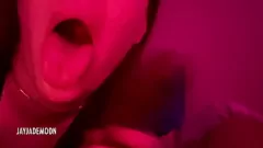 Redare Curva roșcată udă îi dă o muie în gât adânc lui BBC în porno amatori de casă