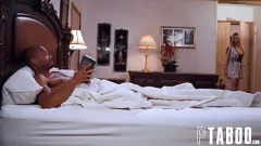 चलाएँ हार्डकोर अंतरजातीय त्रिगुट में मूसा फीनिक्स अपनी गर्लफ्रेंड लिली जेम्स और लोला फे पर हावी हो गई