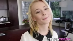 Putar Remaja mungil dan keriting Maddy Rose dihantam dengan ayam besar dalam sesi bercinta misionaris hardcore