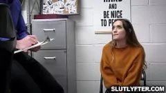 Reproducir La caliente ladrona adolescente morena es atrapada y ofrecida a un oficial estricto para un trío salvaje con su padrastro.