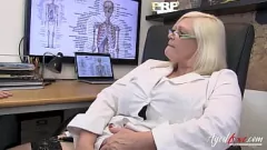 Riproduci AgedLovE - MILF britanniche tettone in un'orgia di sesso di gruppo hardcore selvaggia con nonne paffute