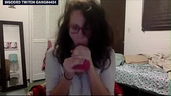 Odtwórz Twitch streamer pokazuje swoje cycki w strumieniu i przypadkowe poślizgnięcie się / błysk cycków - zestaw 1